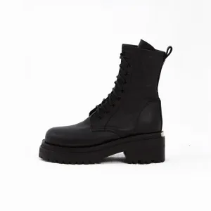 Boots massive black 9